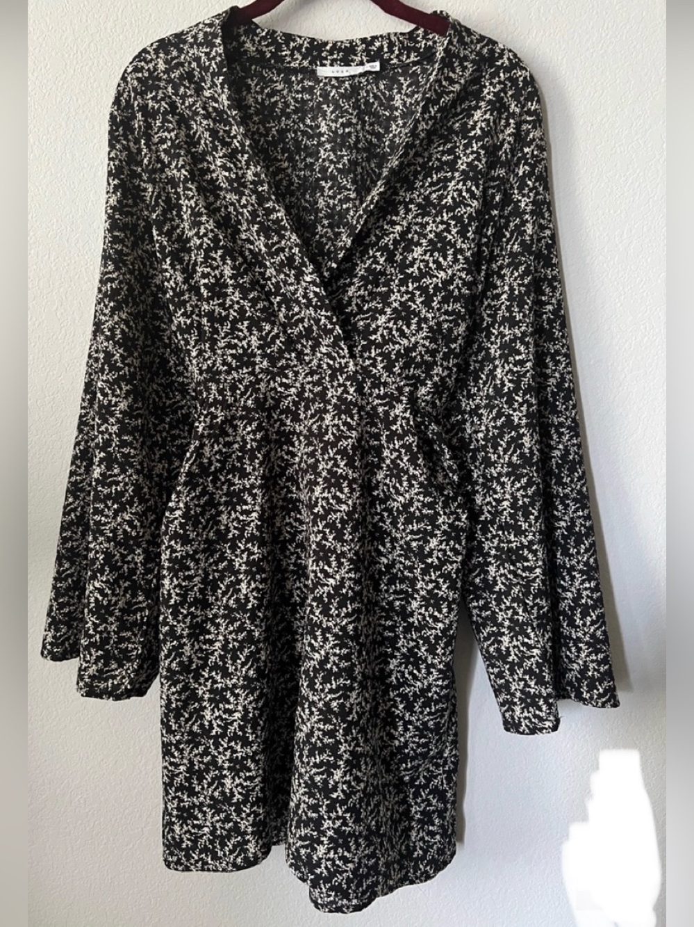 LUSH Floral Mini Dress Bell
Sleeve V-Neck Tie Back Black
Cream White Size L